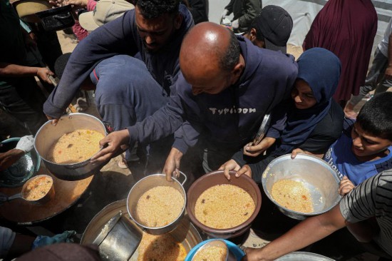 5月28日，人們?cè)诩由吵俏鞑康纳程犭y民營(yíng)領(lǐng)取救助食物。新華社發(fā)（里澤克·阿卜杜勒賈瓦德攝）
