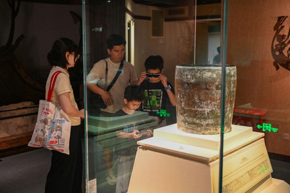 △2025年5月18日，游客在廣東廣州南越王博物院（王墓展區(qū)）體驗AR眼鏡智慧導(dǎo)覽服務(wù)。
