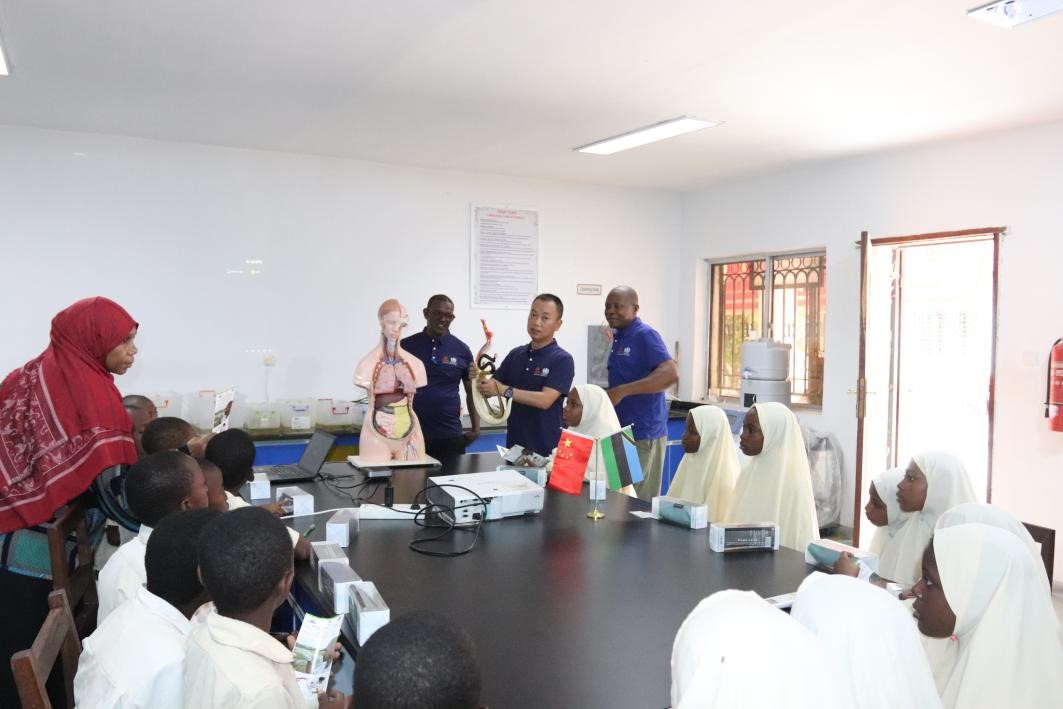 血吸蟲病健康教育講座。施亮攝