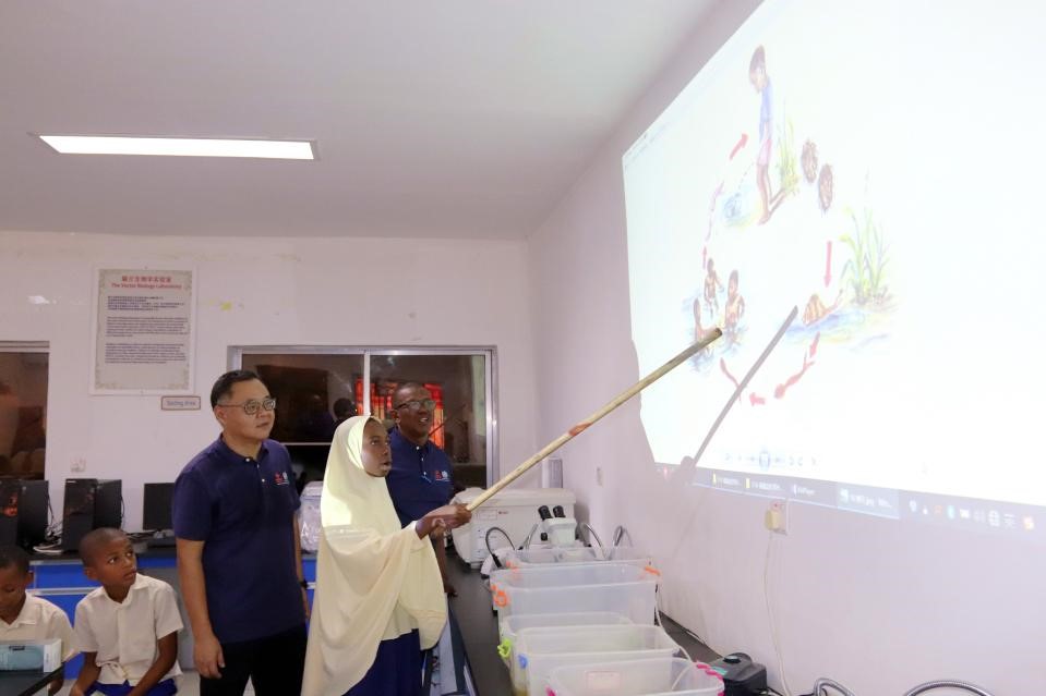 血吸蟲病健康教育講座。施亮攝