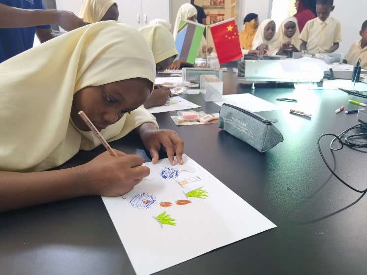 學(xué)生踴躍參與繪畫活動(dòng)。施亮攝