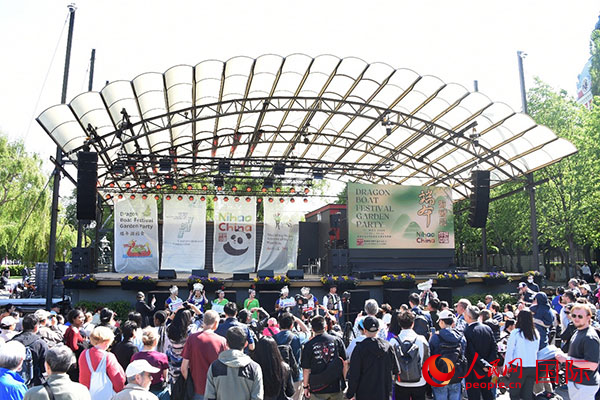 中瑞民眾歡聚國王花園廣場共慶端午佳節(jié)。人民網(wǎng)記者 殷淼攝