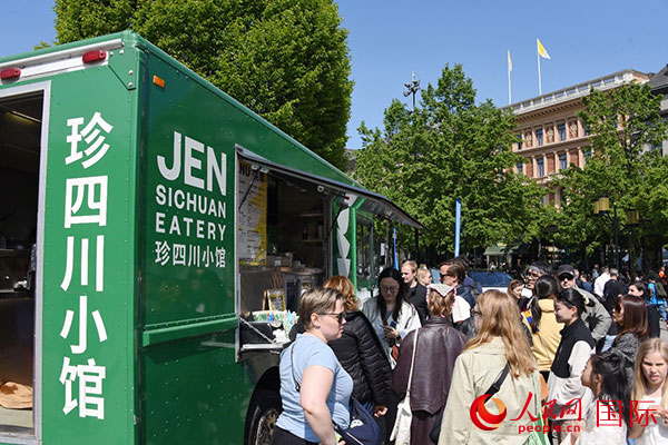 中國美食攤。人民網(wǎng)記者 殷淼攝