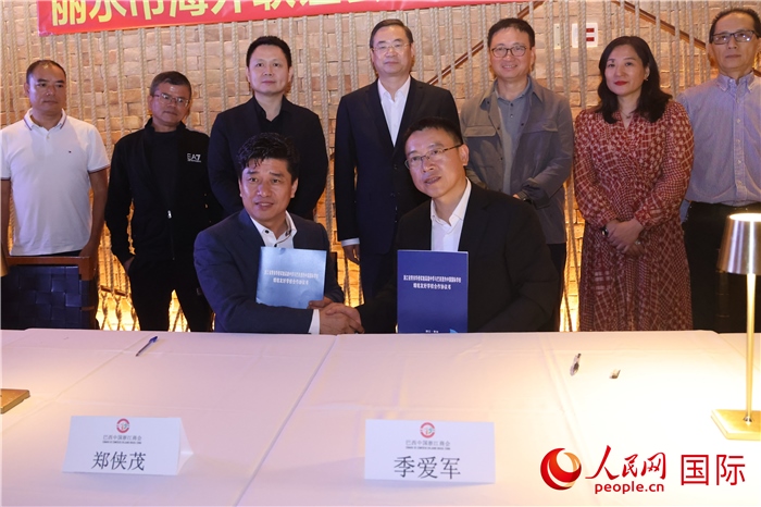 浙江省青田華僑實驗高級中學與巴西里約中國國際學校在座談會上締結為友好學校，青田縣人民政府僑務辦公室主任季愛軍和擔任巴西里約中國國際學校董事長的鄭俠茂作為代表簽署協(xié)議。 人民網(wǎng)記者 時元皓攝