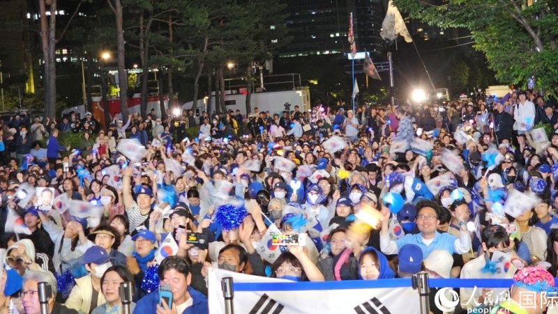 當(dāng)?shù)貢r(shí)間4日凌晨，李在明支持者們聚集在國會(huì)前等待計(jì)票結(jié)果。人民網(wǎng) 柳美鉉攝