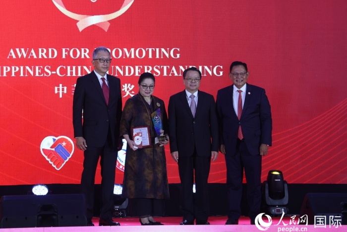 菲律賓前參議員許爾琦榮獲“終身成就獎”。人民網(wǎng)記者 樊帆攝