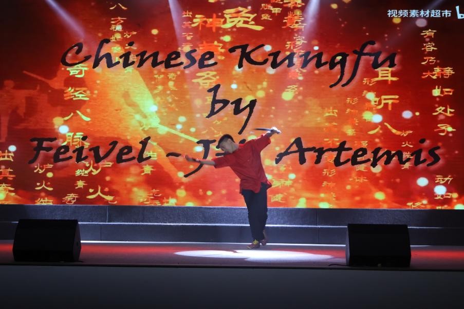 恩星學(xué)校中學(xué)部學(xué)生表演武術(shù)。哈山努丁大學(xué)孔子學(xué)院供圖